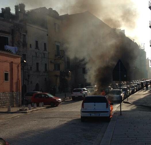 Auto in fiamme in via Trento