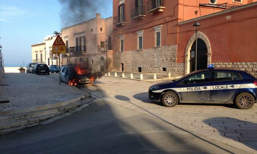 Auto in fiamme in via Trento