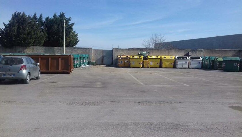 Operazione di pulizia straordinaria nel Centro raccolta di via Carrara Salsello