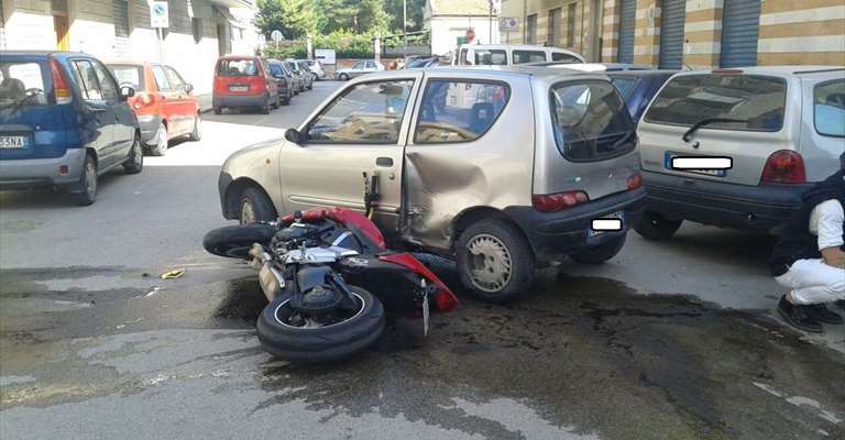 Incidente auto contro moto in via Amendola