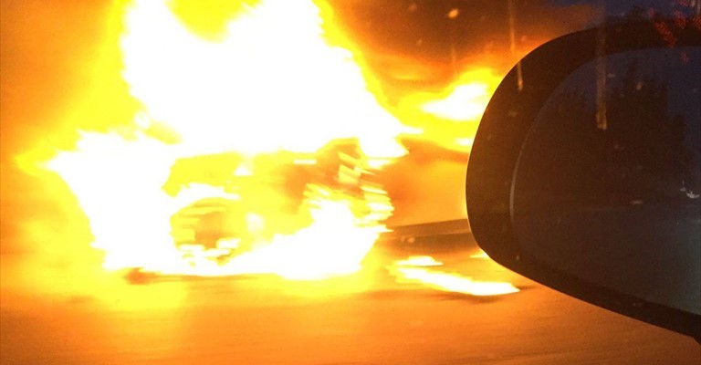 Auto divorata dalle fiamme sulla Bisceglie-Andria