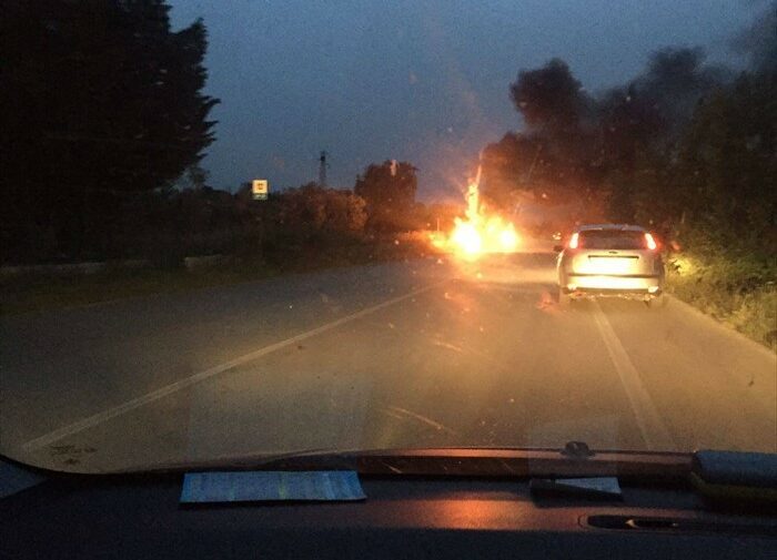 Auto divorata dalle fiamme sulla Bisceglie-Andria