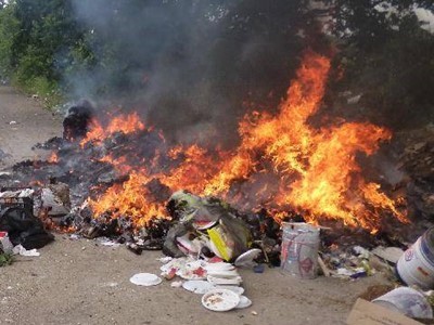 Una montagna di rifiuti in fiamme - archivio