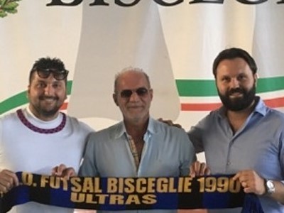 Giuliano Pasquale al centro con i dirigenti Monopoli e il presidente onorario Anellino.