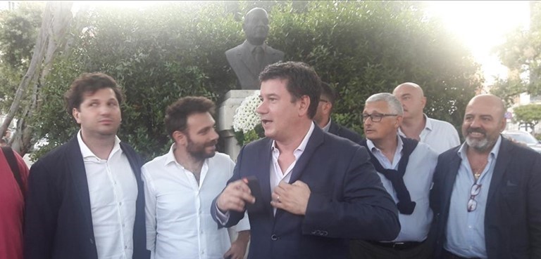Bisceglie 2018 davanti al busto di Umberto Paternostro