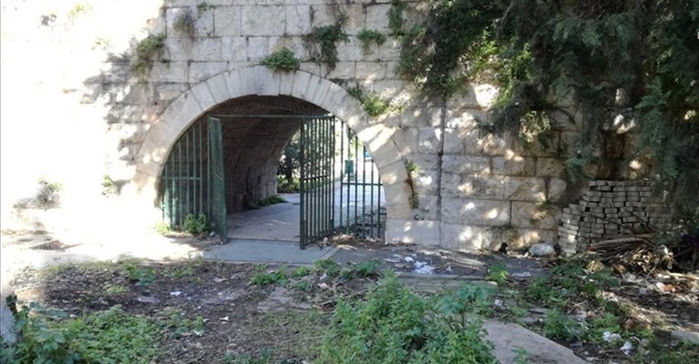 Il cancello che divide Parco Unità d'Italia dall'Orto Schinosa