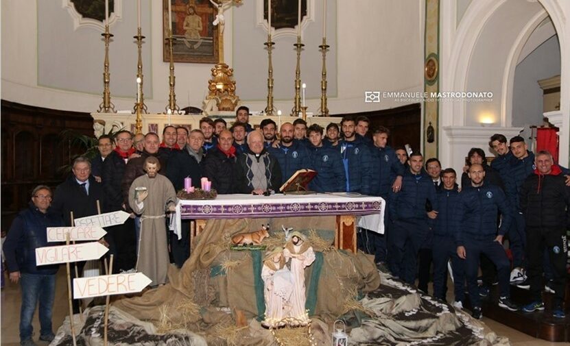 Il Bisceglie calcio al termine della messa celebrata presso la chiesa "San Domenico" con Don Giovanni Di Benedetto.