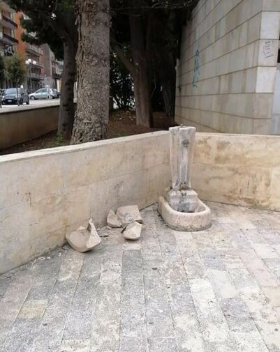 Fontana danneggiata dai vandali
