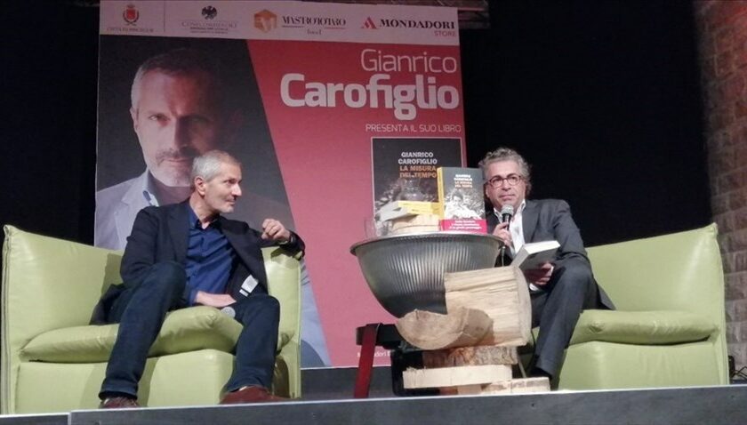 ​Gianrico Carofiglio intervistato dal giornalista Sky Giuseppe Simone