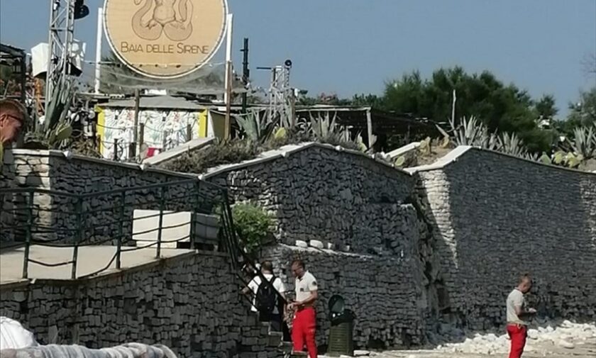 I carabinieri in spiaggia alla ricerca di prove