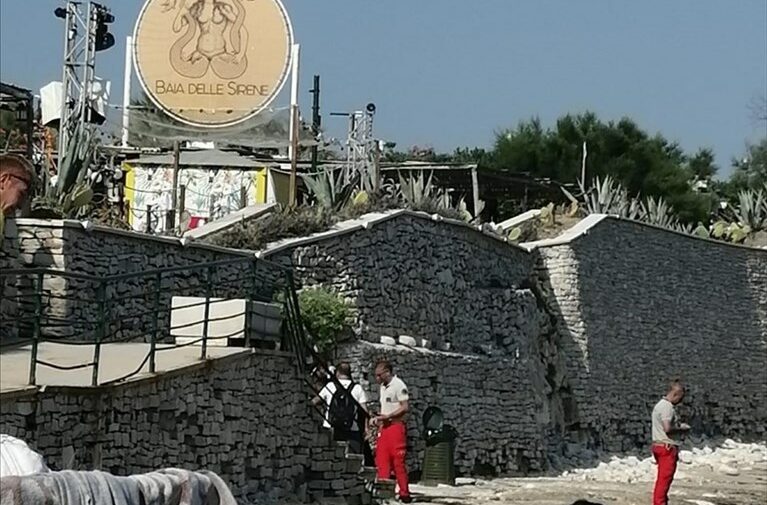 I carabinieri in spiaggia alla ricerca della pistola