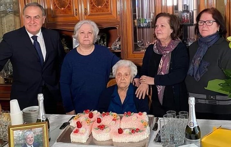 Angela Ventura in compagnia dei figli il giorno del 105esimo compleanno