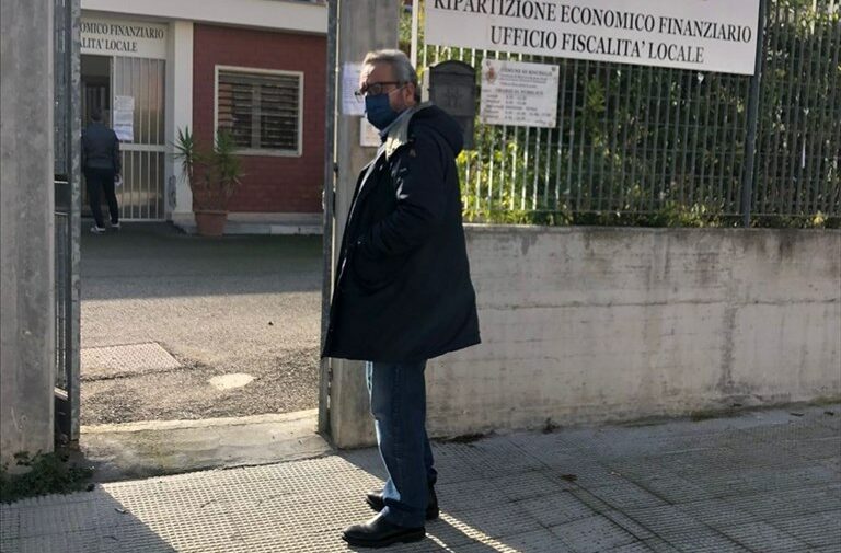 Vittorio Fata davanti all'Ufficio Tributi