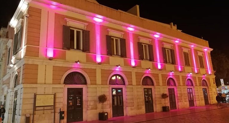 Il Teatro Garibaldi illuminato di rosa