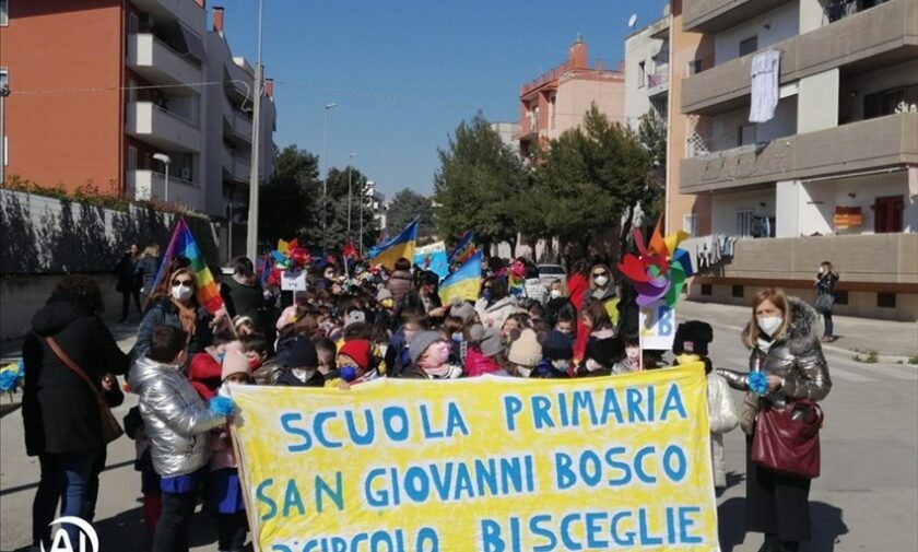 Gli alunni del Terzo circolo “San Giovanni Bosco” in marcia per la pace in Ucraina​