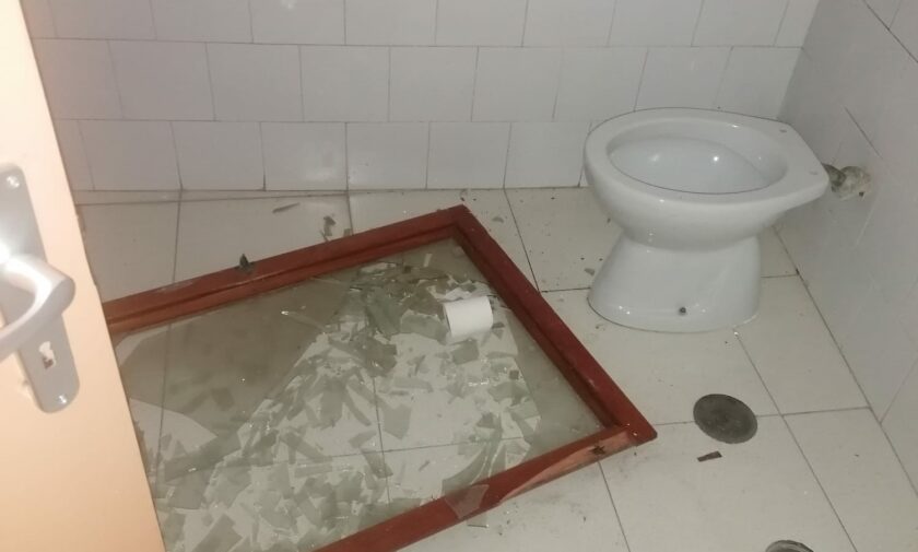 foto di Tragedia sfiorata nel bagno del Teatro Mediterraneo: una vetrata precipita su un musicista