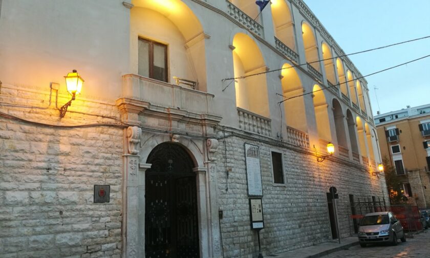foto di Palazzo di Città illuminato con i colori della solidarietà